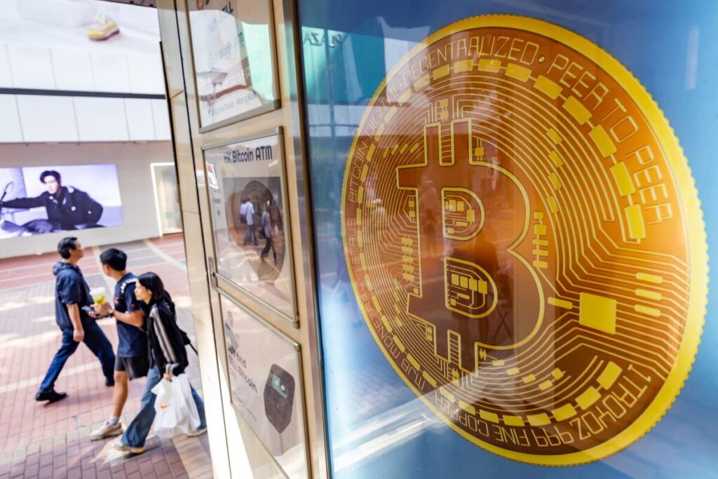 Bitcoin Slides Below $90,000 as Crypto Selloff Gathers Steam