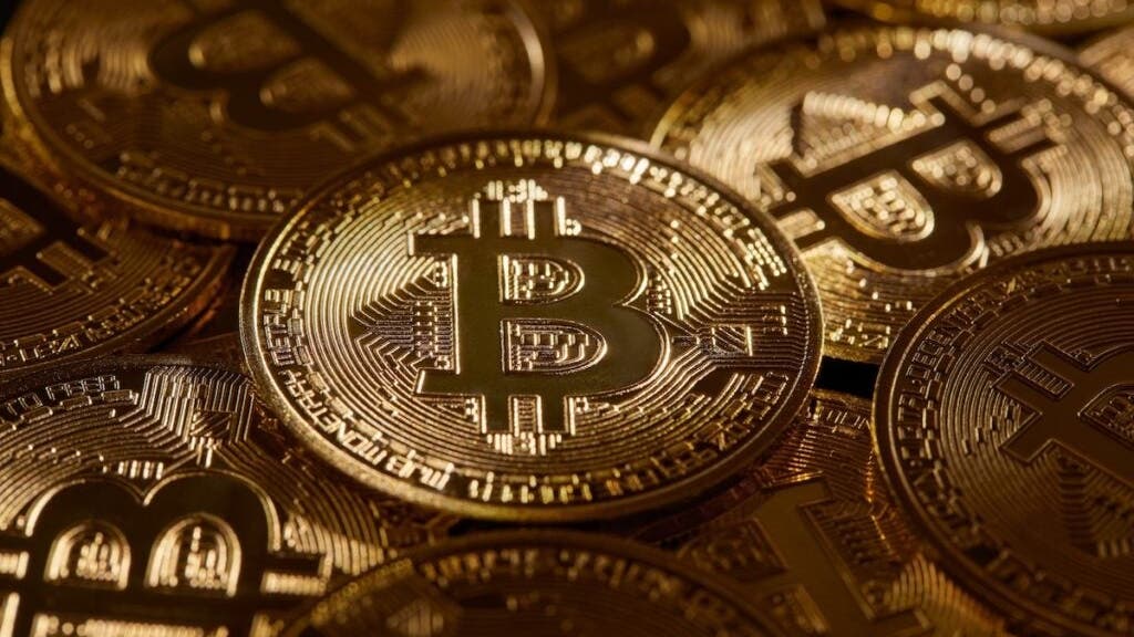 JUST IN : Bitcoin, Gold, Real Estate Are Key Inflation Hedges Before 2026 Downturn, Expert Warns